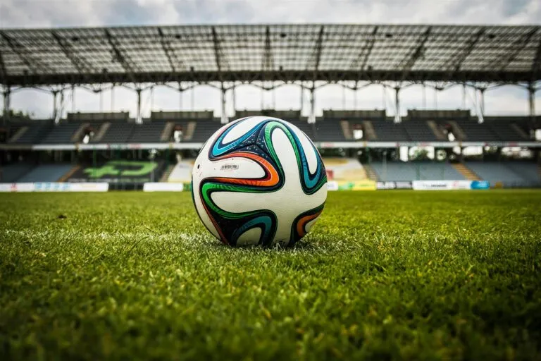 Como Assistir Futebol ao Vivo Grátis em 2026: Todos os Canais e Aplicativos Gratuitos
