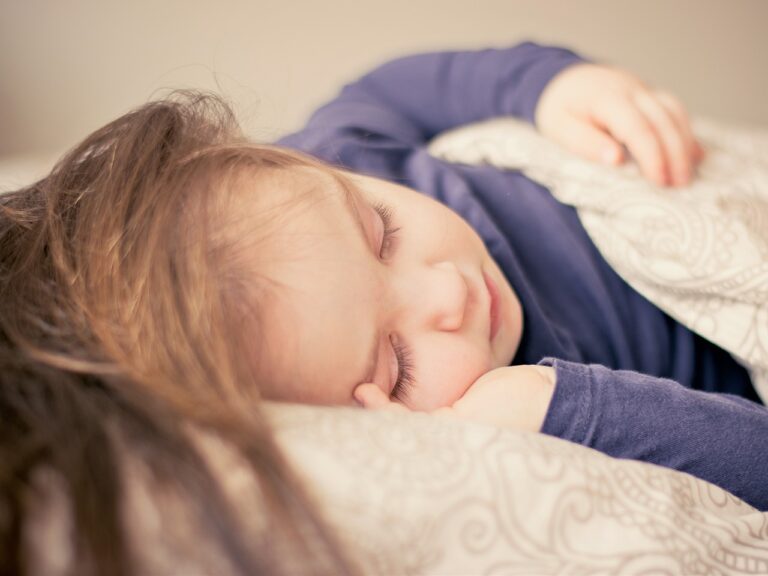 Qual o Melhor Lado para Dormir Quem Tem Refluxo? Entenda as Melhores Posições para Aliviar os Sintomas